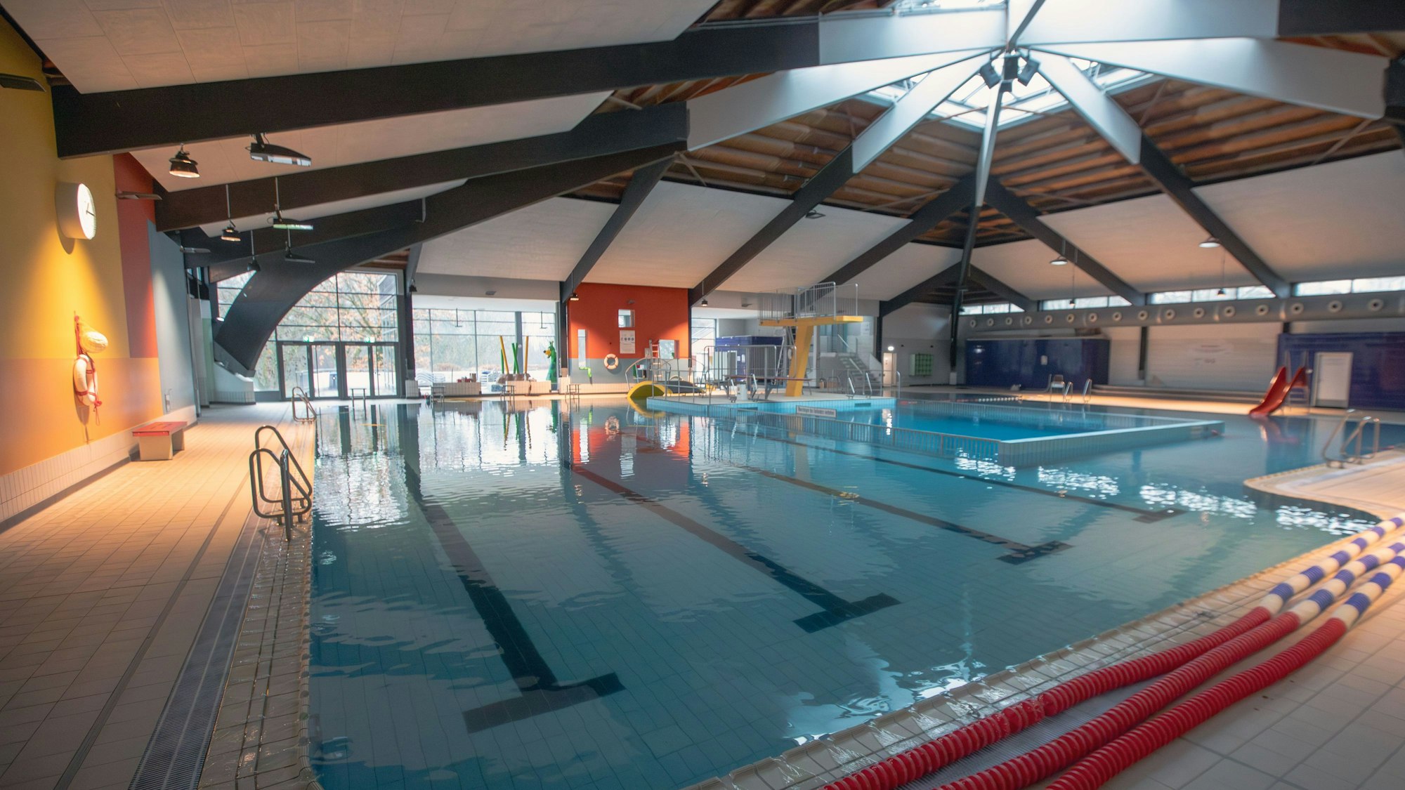 Das Schwimmbecken des Zündorfbads wartet auf Nutzer.