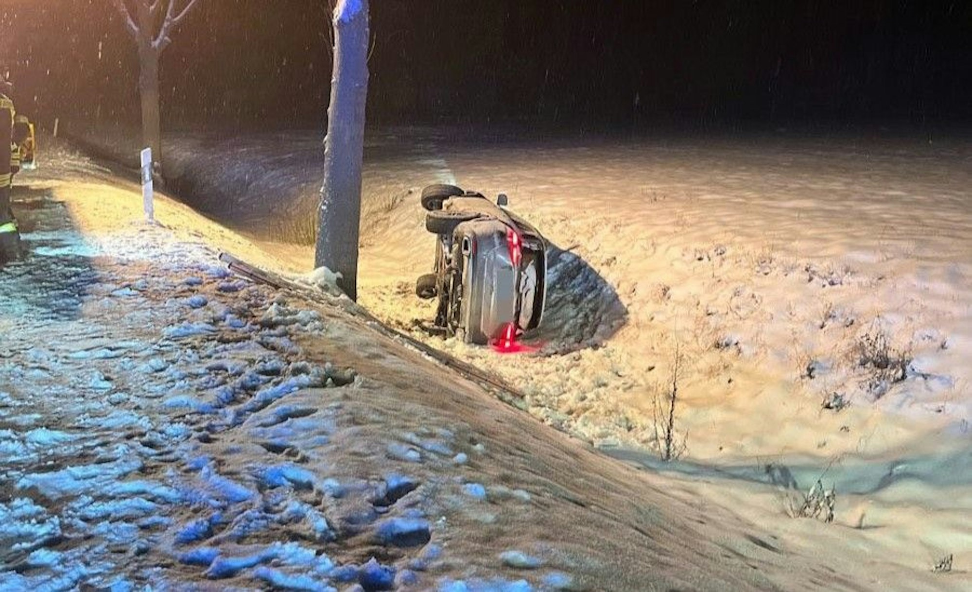 Bei einem weiteren Verkehrsunfall auf der B252 in Höhe Brakel-Gehrden kam eine 48-jährige Fahrerin aus Schwäbisch Gmünd in den Abendstunden mit ihrem Mercedes-Benz von der Straße ab, kollidierte mit einem Baum und kam auf der Seite liegend zum Stillstand.