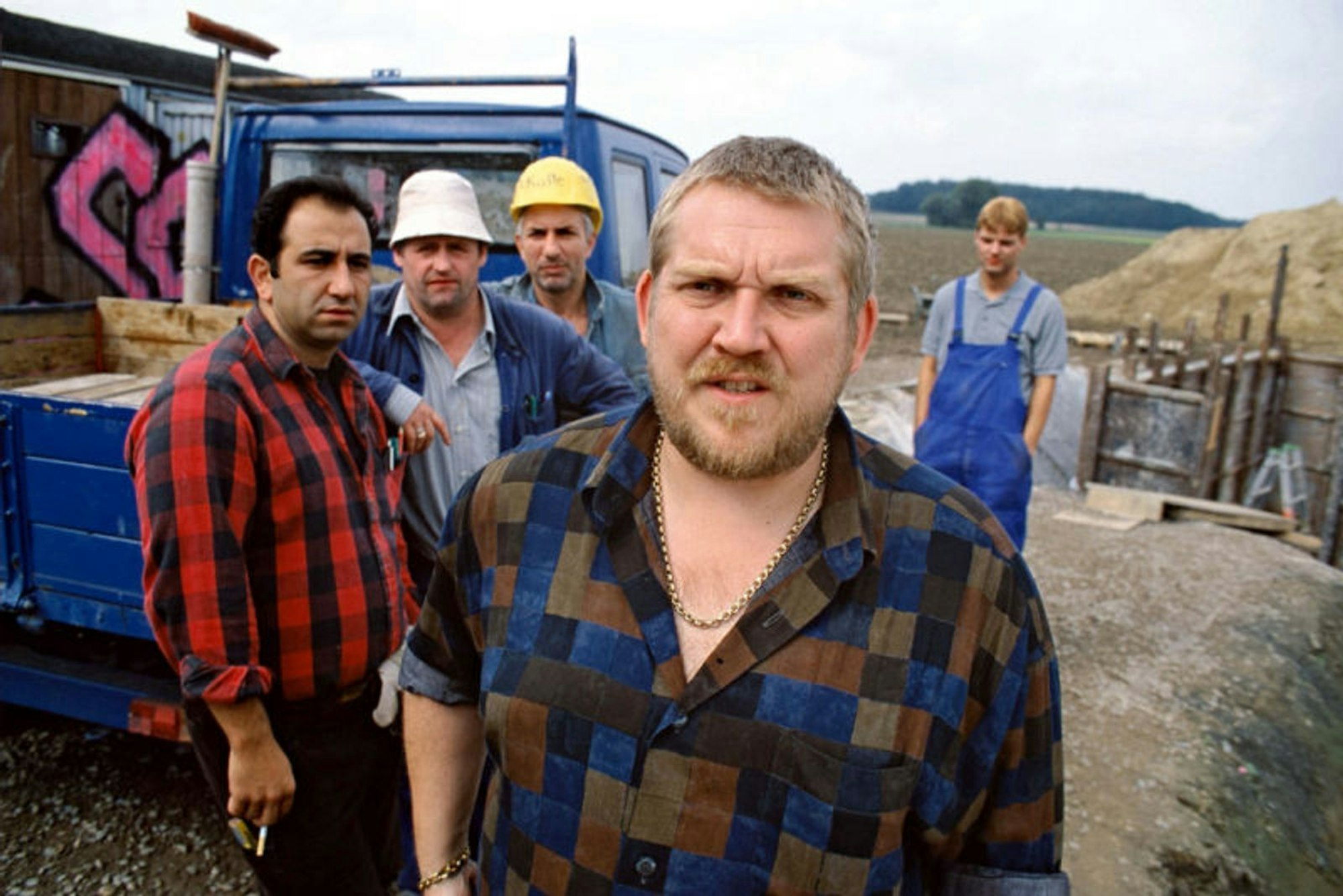 Auch im Kino war Dietmar Bär (Bild, vorne) immer wieder zu sehen, etwa in der Ruhrpott-Komödie „Was nicht passt, wird passend gemacht“ (2002). (Bild: Senator Film)