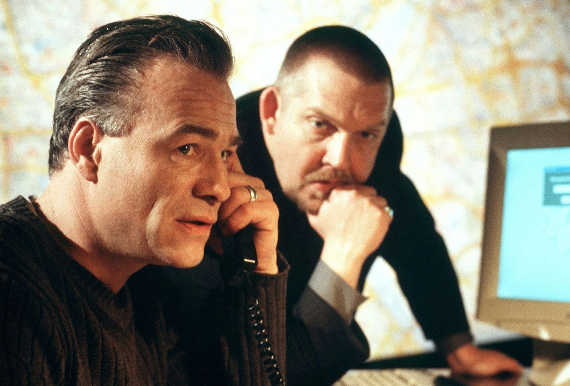 Seit 1997 ein gut eingspieltetes Paar: Die Hauptkommissare Max Ballauf (Klaus J. Behrendt, links) und Freddy Schenk (Dietmar Bär) ermitteln seit fast 30 Jahren im „Tatort“ Köln. (Bild: ARD / WDR / Uwe Stratmann)