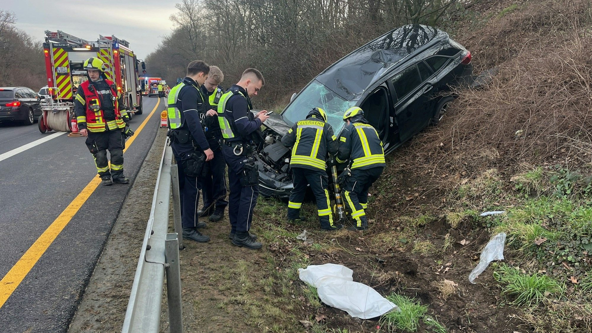 Auf der A59 in Höhe der Anschlussstelle Troisdorf Spich hat sich ein Auto überschlagen. Der Fahrer wurde schwer verletzt.
