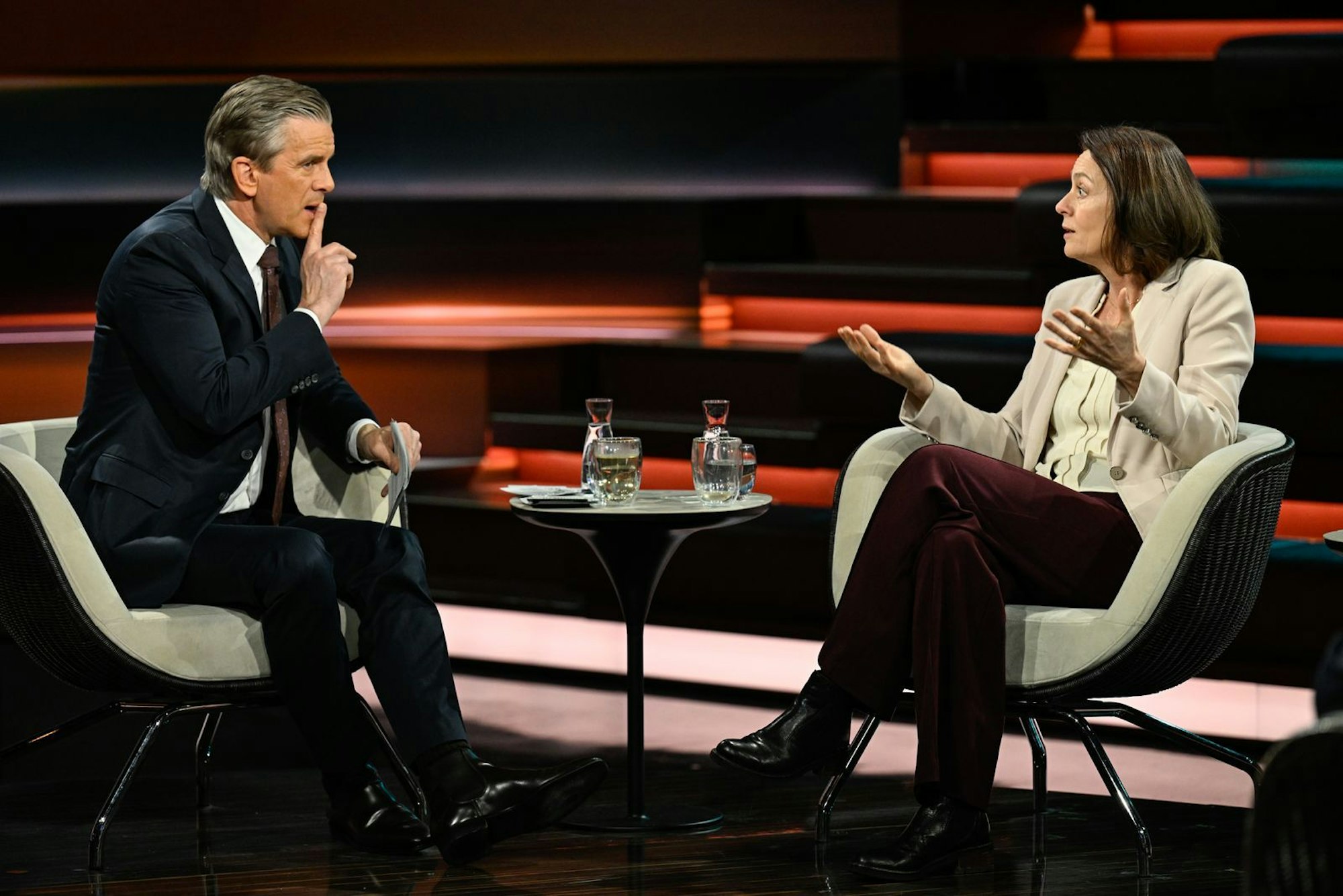 ZDF-Moderator Markus Lanz debattierte mit SPD-Politikerin Katarina Barley über mögliche Kriegsverbrechen Russlands in der Ukraine. (Bild: ZDF / Markus Hertrich)