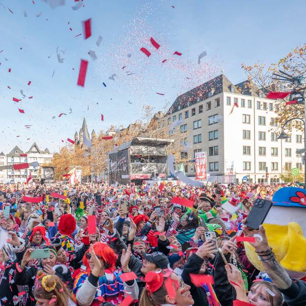 11.11.2025, Köln: Die Jecken feiern auf dem Heumarkt. Elfter im Elften, Sessionseröffnung in der Altstadt. Foto: Uwe Weiser