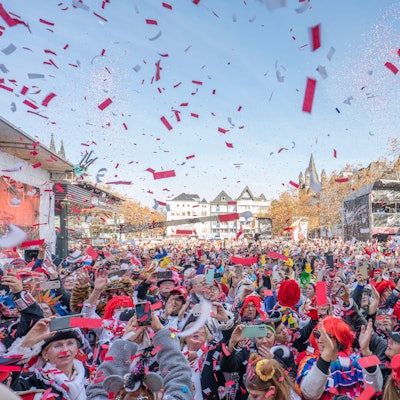11.11.2025, Köln: Die Jecken feiern auf dem Heumarkt. Elfter im Elften, Sessionseröffnung in der Altstadt. Foto: Uwe Weiser