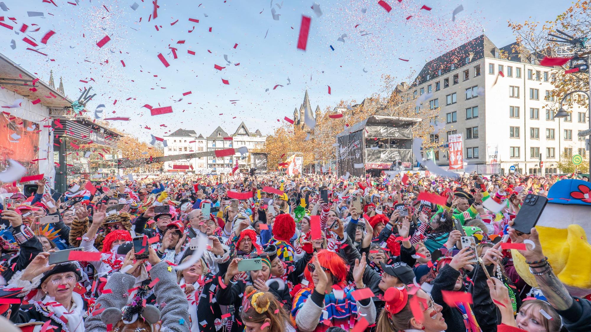 11.11.2025, Köln: Die Jecken feiern auf dem Heumarkt. Elfter im Elften, Sessionseröffnung in der Altstadt. Foto: Uwe Weiser