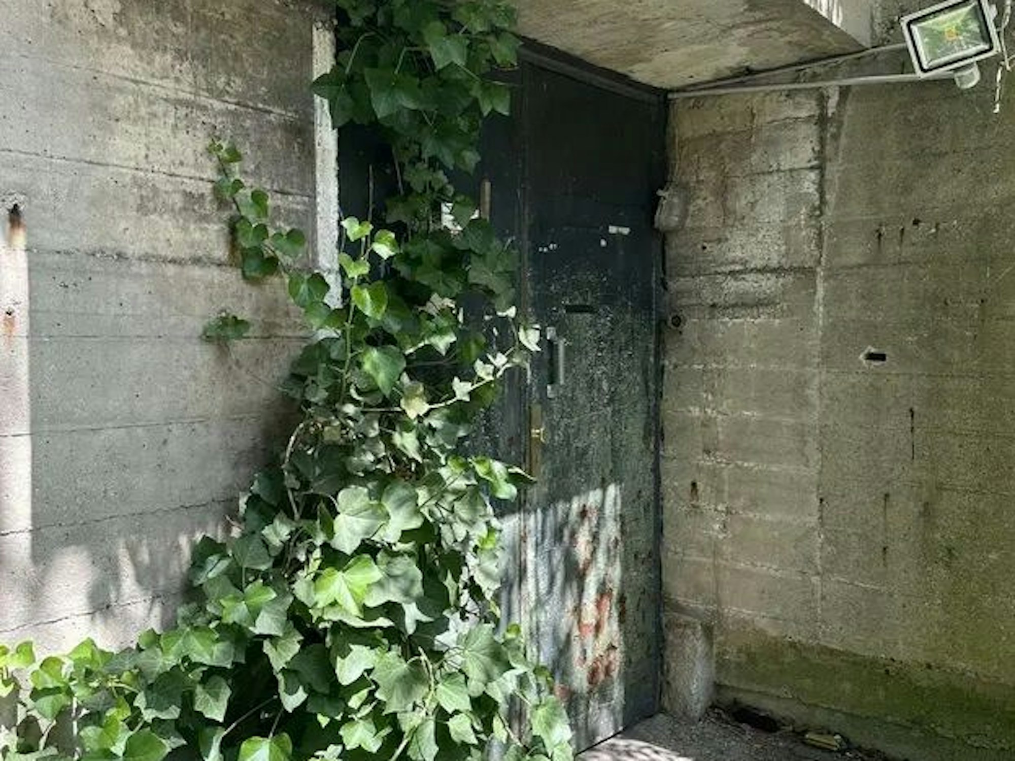 Stahltüren sichern den Zugang zum Bunker an der Bergheimer Straße in Neuss am Rhein.