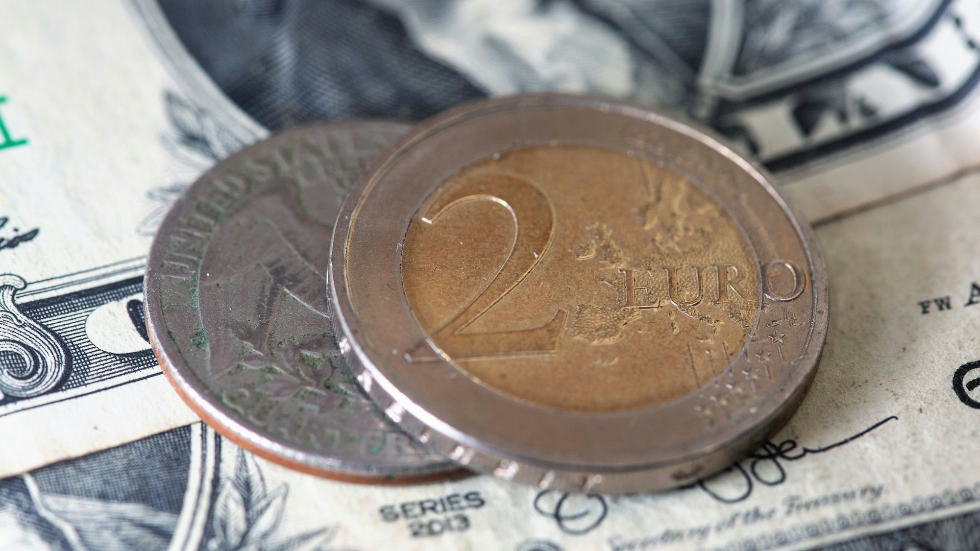 Der Euro hat einen vergleichsweise hohen Kurs zum US-Dollar erreicht. (Symbolbild)