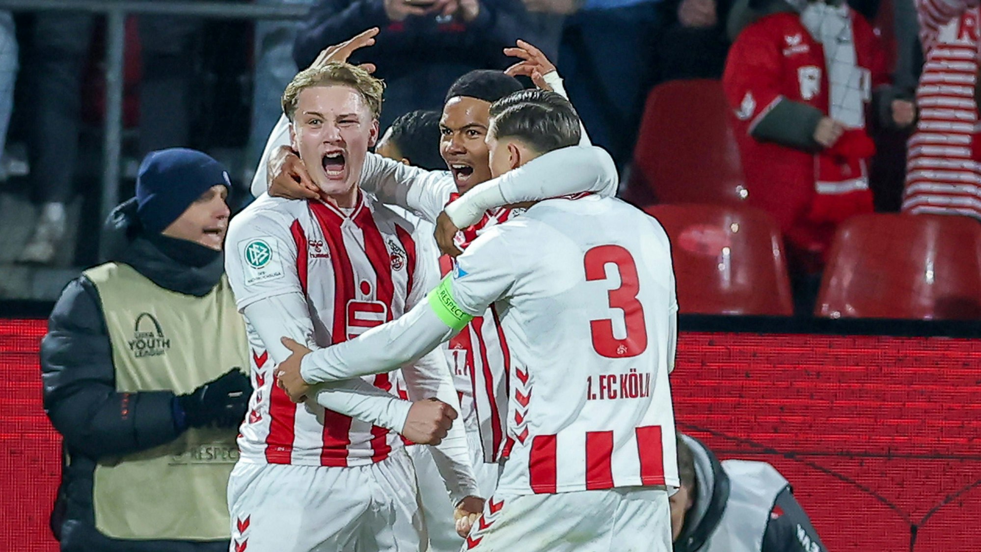 04.02.2026, Fußball, UEFA Youth League, U19 1. FC Köln - Inter Mailand, Sechzehntelfinale, RheinEnergie-STADION, Saison 2025 2026: Torjubel nach dem Tor zum 1:1 durch Torschütze Fynn Schenten U19 FC Köln 09 DFB regulations prohibit any use of photographs as image sequences and or quasi-video. Nordrhein-Westfalen Deutschland *** 04 02 2026, Football, UEFA Youth League, U19 1 FC Köln Inter Milan, Round of 16, RheinEnergie STADION, Season 2025 2026 Goal celebration after the goal to 1 1 by scorer Fynn Schenten U19 FC Köln 09 DFB regulations prohibit any use of photographs as image sequences and or quasi video Nordrhein Westfalen Germany