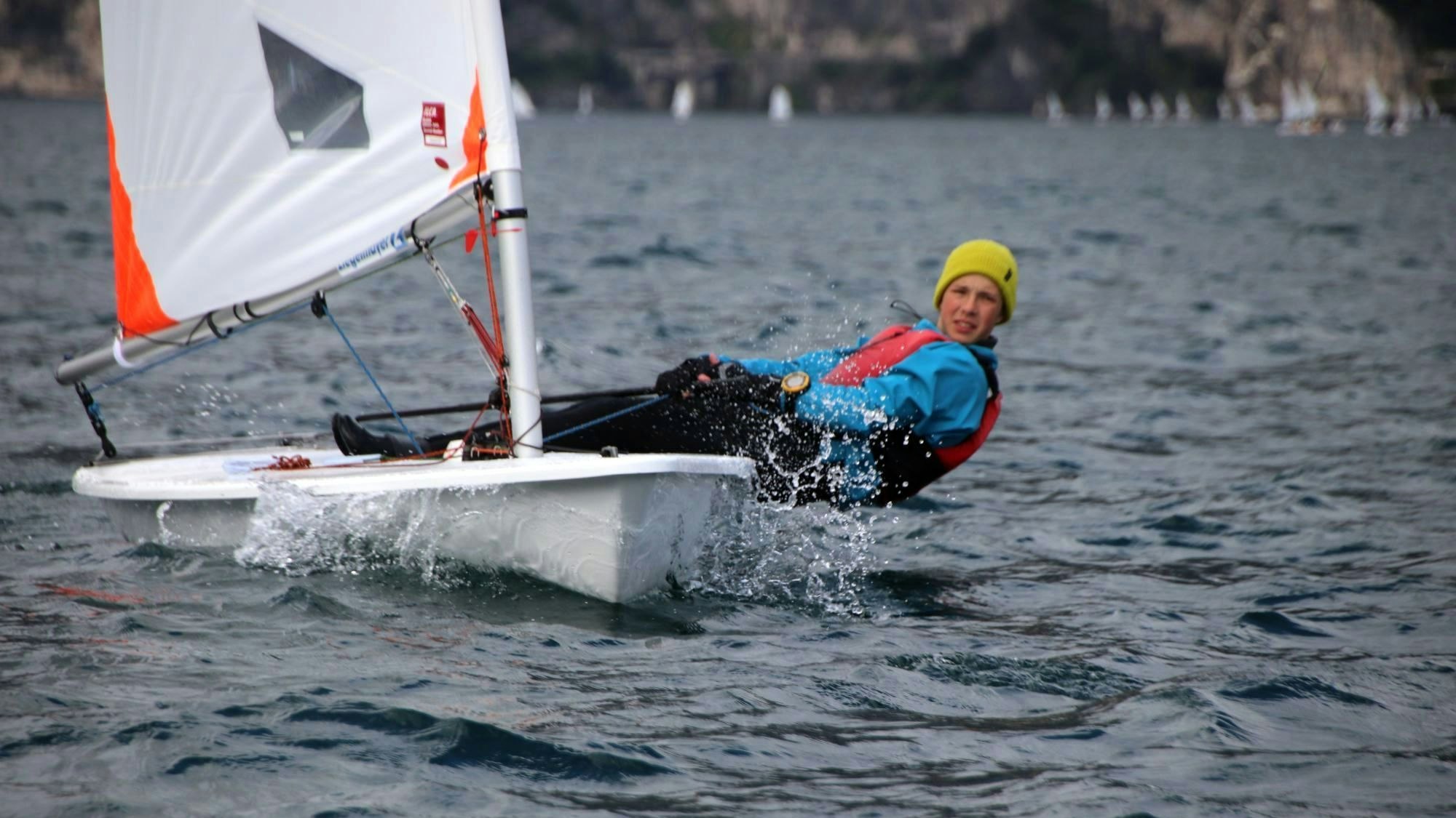 Florian Tempel bei einem Segelmanöver.