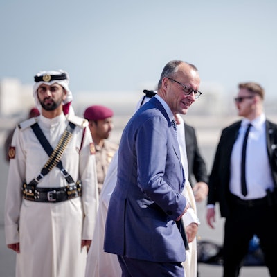 Bundeskanzler Friedrich Merz (CDU) kommt auf dem Flughafen Doha International mit dem Airbus A350 der Luftwaffe. Der Bundeskanzler reist erstmals in die Golfregion.