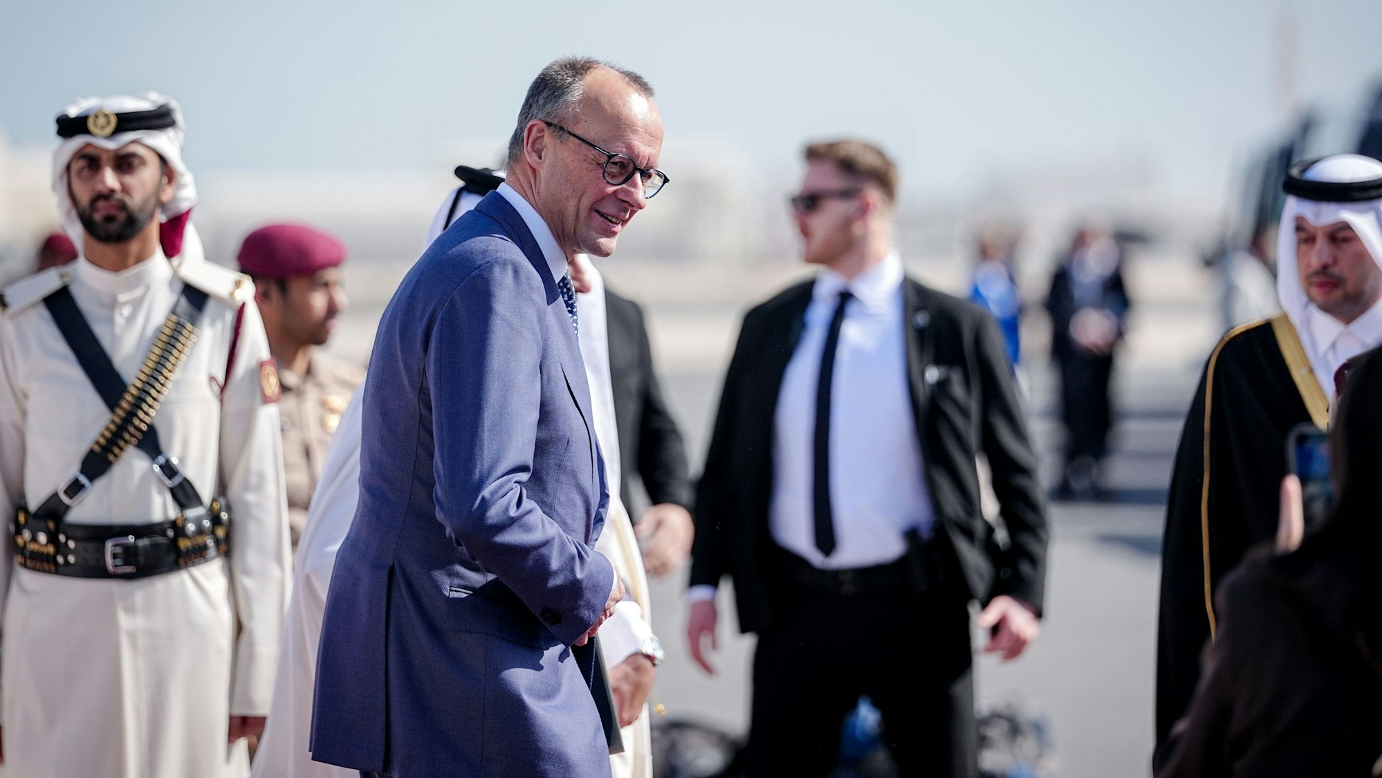 Bundeskanzler Friedrich Merz (CDU) kommt auf dem Flughafen Doha International mit dem Airbus A350 der Luftwaffe. Der Bundeskanzler reist erstmals in die Golfregion.