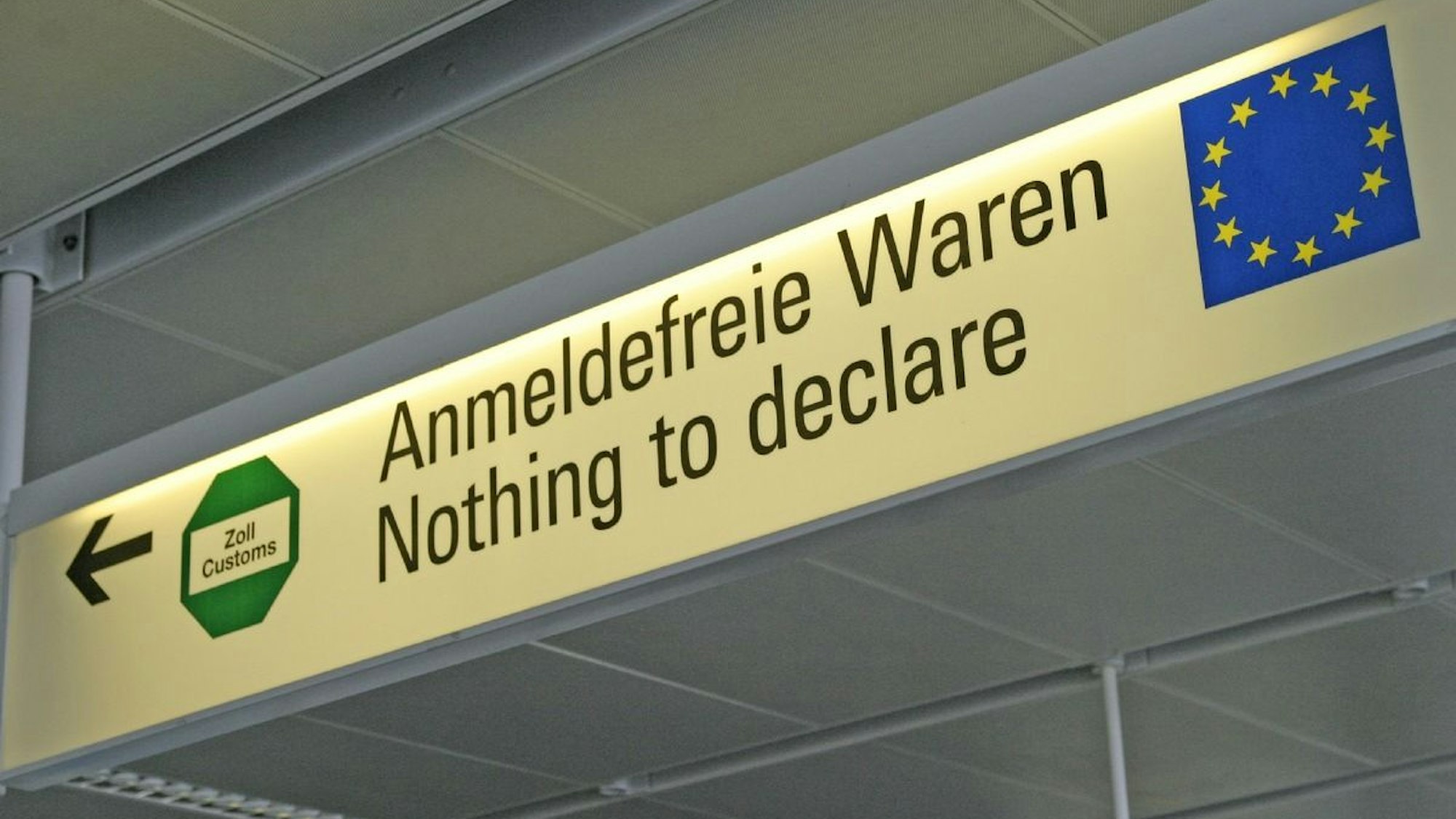 Zoll erwischt Frau mit gefälschten Luxusgütern.