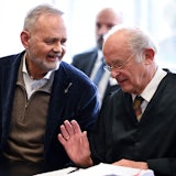 Kläger Joachim Volz (l.), Gynäkologe, wartet im Landesarbeitsgericht mit seinem Anwalt Till Müller-Heidelberg auf den Beginn der Verhandlung. Der Streit um ein Abtreibungsverbot des katholischen Klinikträgers in Lippstadt hat hohe Wellen geschlagen.