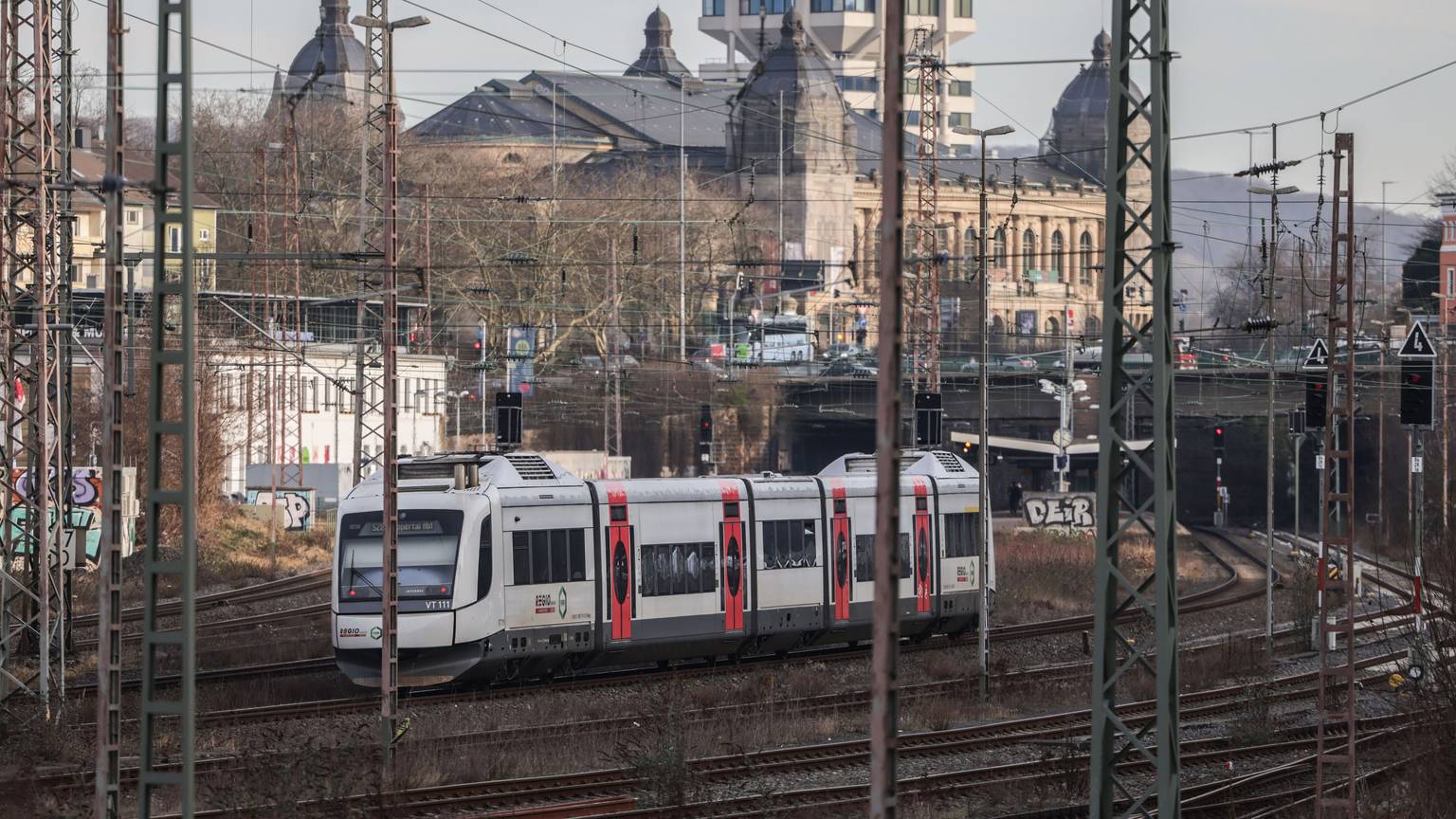 PRODUKTION - 21.01.2026, Nordrhein-Westfalen, Wuppertal: Ein Regionalzug fährt durch Wuppertal. Die deutsche Bahn bereitet die Generalsanierung der Bahnstrecke zwischen Hagen und Köln vor. (zu dpa: «Monatelang Busse statt Züge: Bahn saniert Strecke Köln-Hagen») Foto: Oliver Berg/dpa +++ dpa-Bildfunk +++