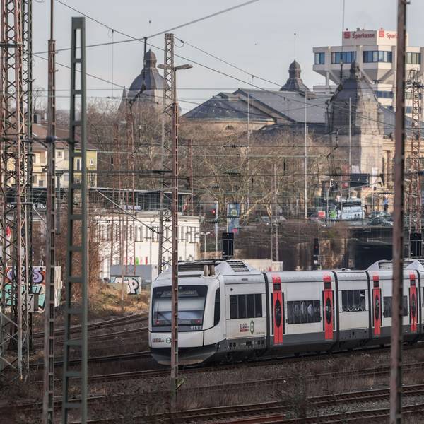 PRODUKTION - 21.01.2026, Nordrhein-Westfalen, Wuppertal: Ein Regionalzug fährt durch Wuppertal. Die deutsche Bahn bereitet die Generalsanierung der Bahnstrecke zwischen Hagen und Köln vor. (zu dpa: «Monatelang Busse statt Züge: Bahn saniert Strecke Köln-Hagen») Foto: Oliver Berg/dpa +++ dpa-Bildfunk +++