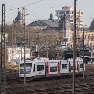 PRODUKTION - 21.01.2026, Nordrhein-Westfalen, Wuppertal: Ein Regionalzug fährt durch Wuppertal. Die deutsche Bahn bereitet die Generalsanierung der Bahnstrecke zwischen Hagen und Köln vor. (zu dpa: «Monatelang Busse statt Züge: Bahn saniert Strecke Köln-Hagen») Foto: Oliver Berg/dpa +++ dpa-Bildfunk +++