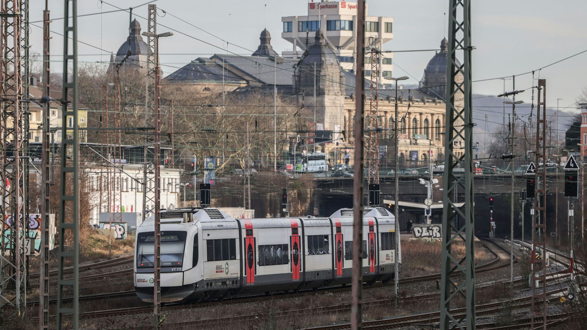 PRODUKTION - 21.01.2026, Nordrhein-Westfalen, Wuppertal: Ein Regionalzug fährt durch Wuppertal. Die deutsche Bahn bereitet die Generalsanierung der Bahnstrecke zwischen Hagen und Köln vor. (zu dpa: «Monatelang Busse statt Züge: Bahn saniert Strecke Köln-Hagen») Foto: Oliver Berg/dpa +++ dpa-Bildfunk +++