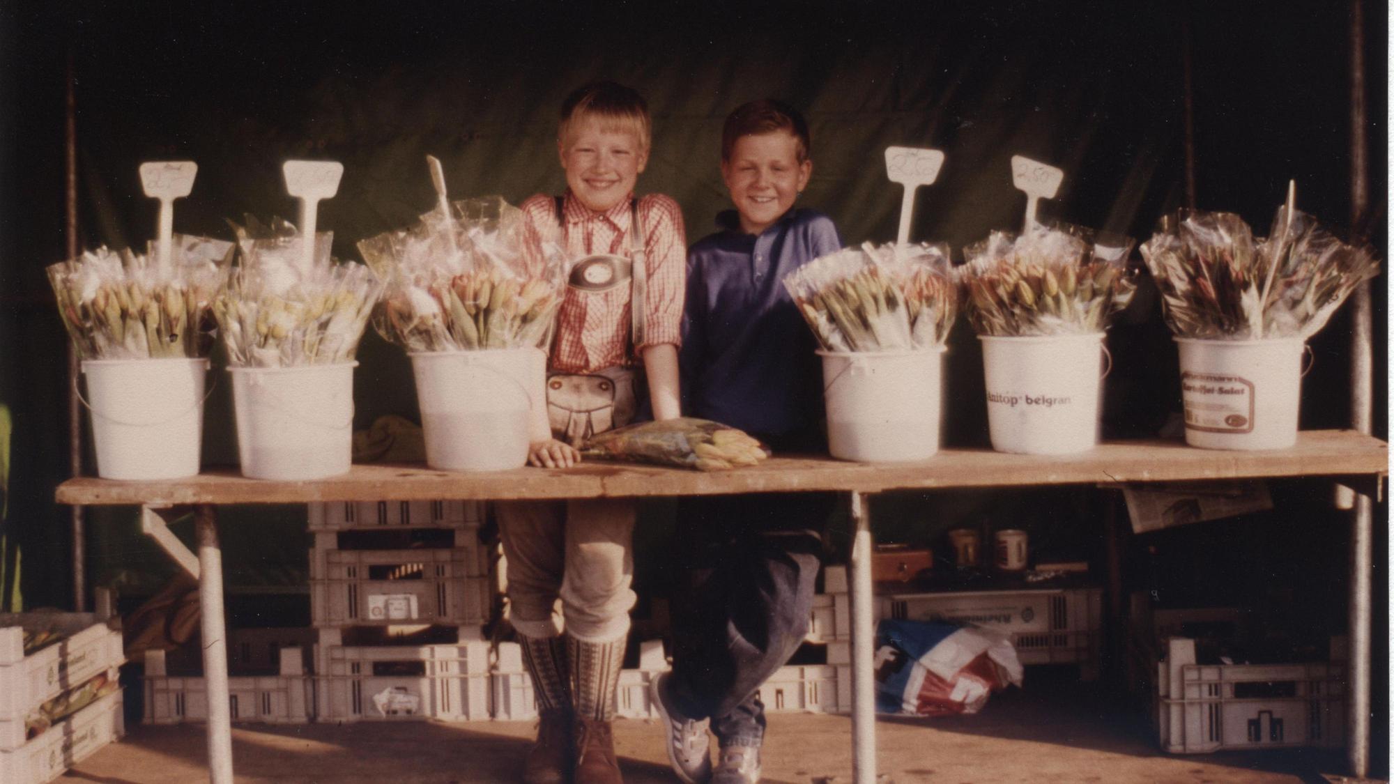 Peter Zens, links, Inhaber des Gertrudenhof Erlebnisbauernhof in Hürth, auf einer undatierten Aufnahme als Kind beim Tulpenverkauf mit einem Freund