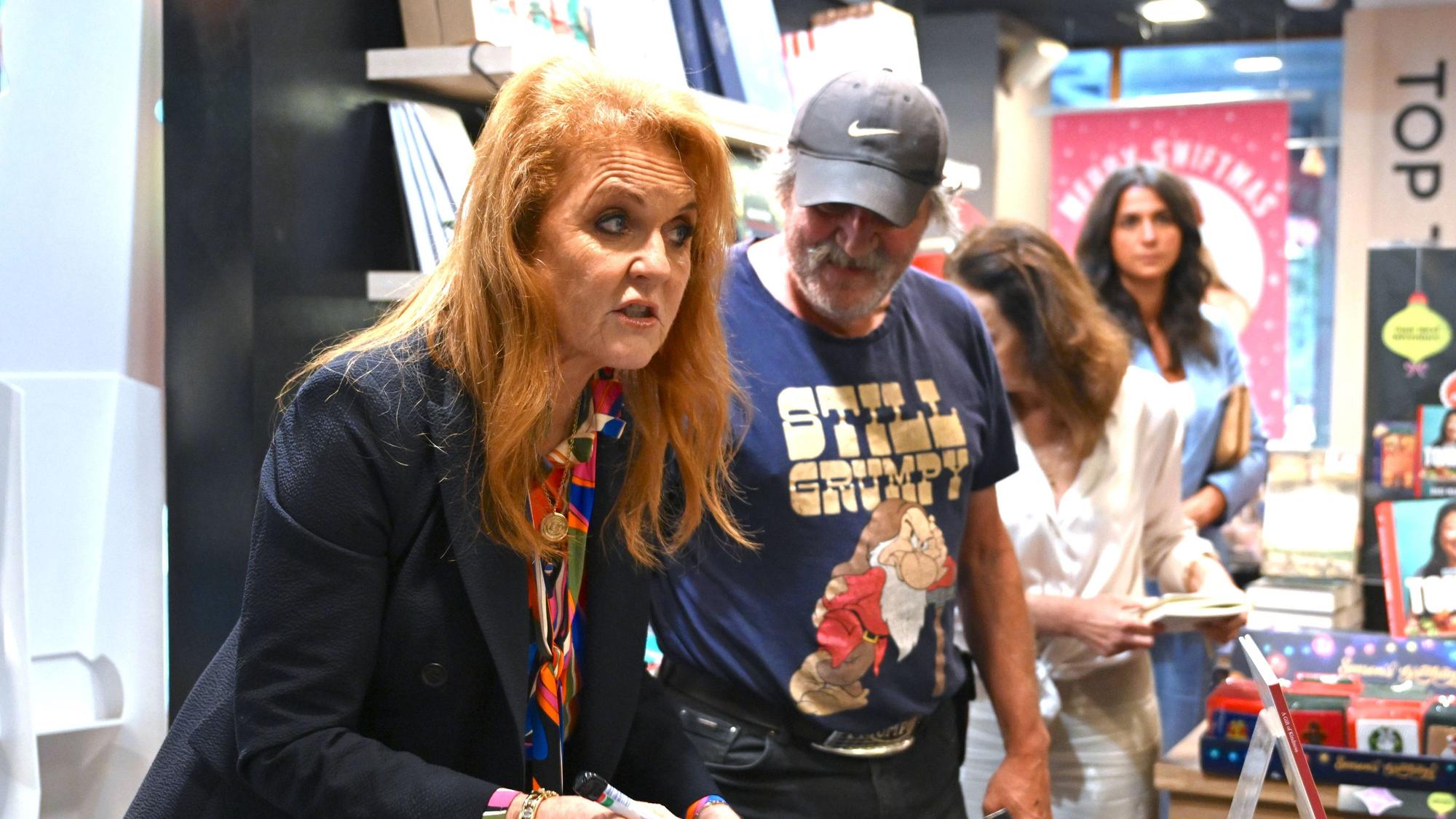 Sarah Ferguson signiert Bücher für Menschen.