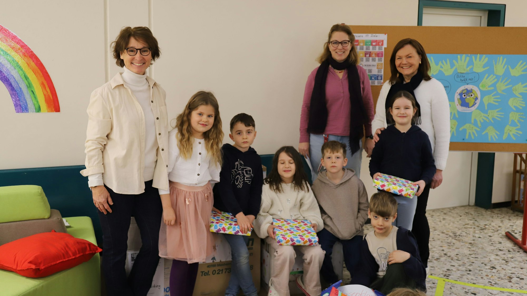 Lehrerin Nathalie Rodestock (2.v.r.) und die Schülerinnen sowie Schüler übergaben die Spenden an Martina Abbate (r.) und Theresia Jonas (l.).