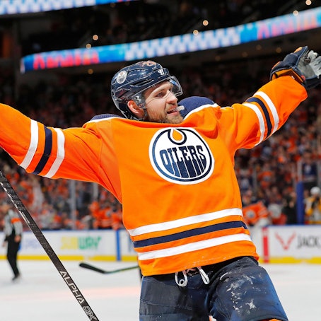 NHL, Eishockey Herren, USA Nashville Predators at Edmonton Oilers Feb 8, 2020 Edmonton, Alberta, CAN Edmonton Oilers forward Leon Draisaitl 29 celebrates after scoring the game winning goal against the Nashville Predators in the third period at Rogers Place. Edmonton Rogers Place Alberta CAN, EDITORIAL USE ONLY PUBLICATIONxINxGERxSUIxAUTxONLY Copyright: xPerryxNelsonx 14015468