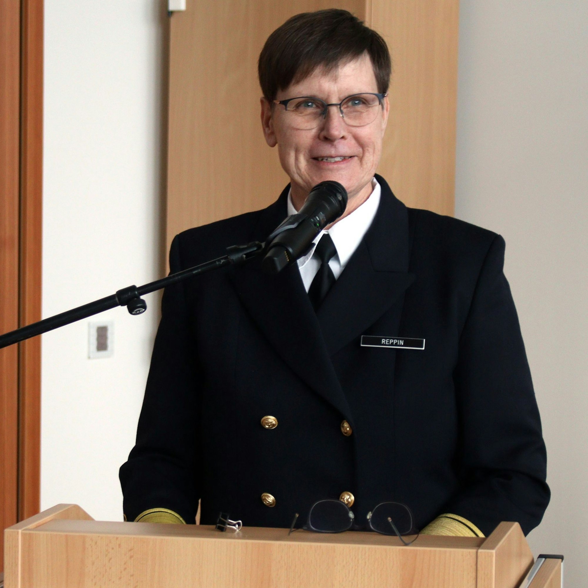 Flottillenadmirat Sabine Reppin steht am Rednerpult und hält ihre Neujahrsansprache.