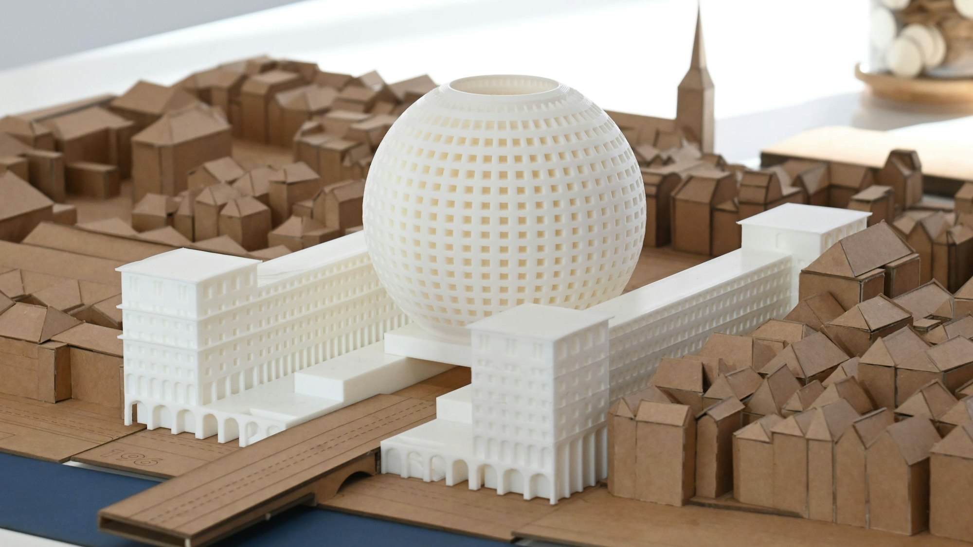 Modell der 15-stöckigen Kugel von Peter Birkenholz