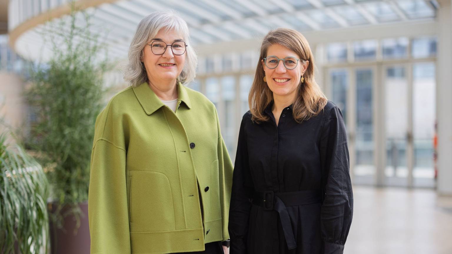 Petra Ladenburger (l), neue Beauftragte für Kinderschutz und Kinderrechte, und Familienministerin Verena Schäffer (Bündnis 90/Die Grünen) stehen nach der Vorstellung in der Wandelhalle im Landtag.