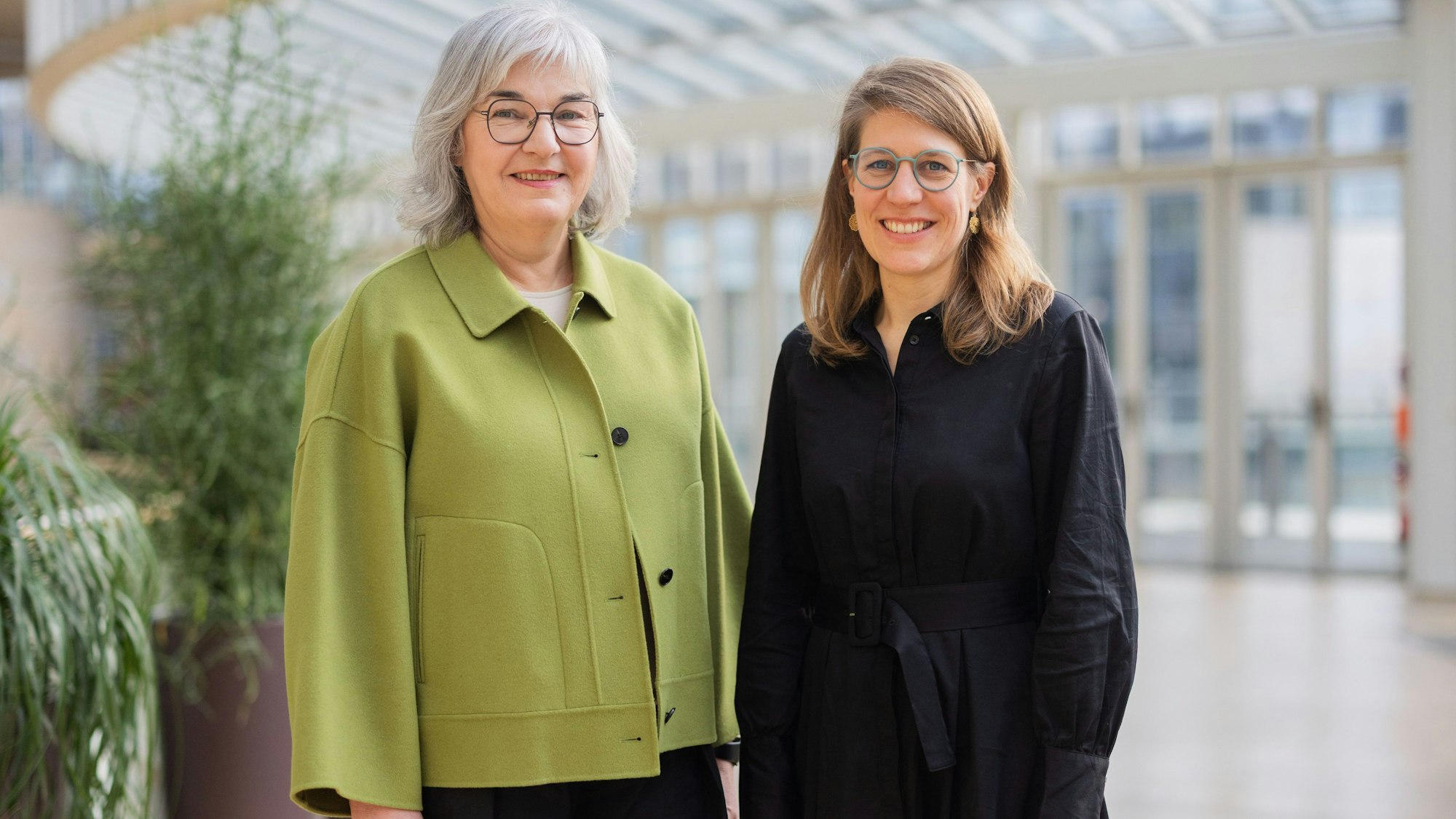 Petra Ladenburger (l), neue Beauftragte für Kinderschutz und Kinderrechte, und Familienministerin Verena Schäffer (Bündnis 90/Die Grünen) stehen nach der Vorstellung in der Wandelhalle im Landtag.