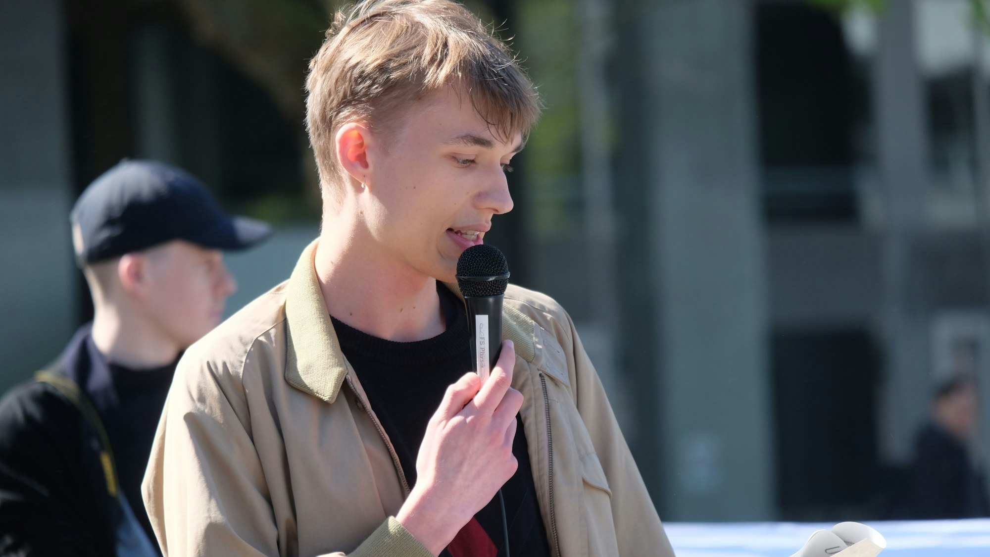 Frederick Heinz am Mikrofon