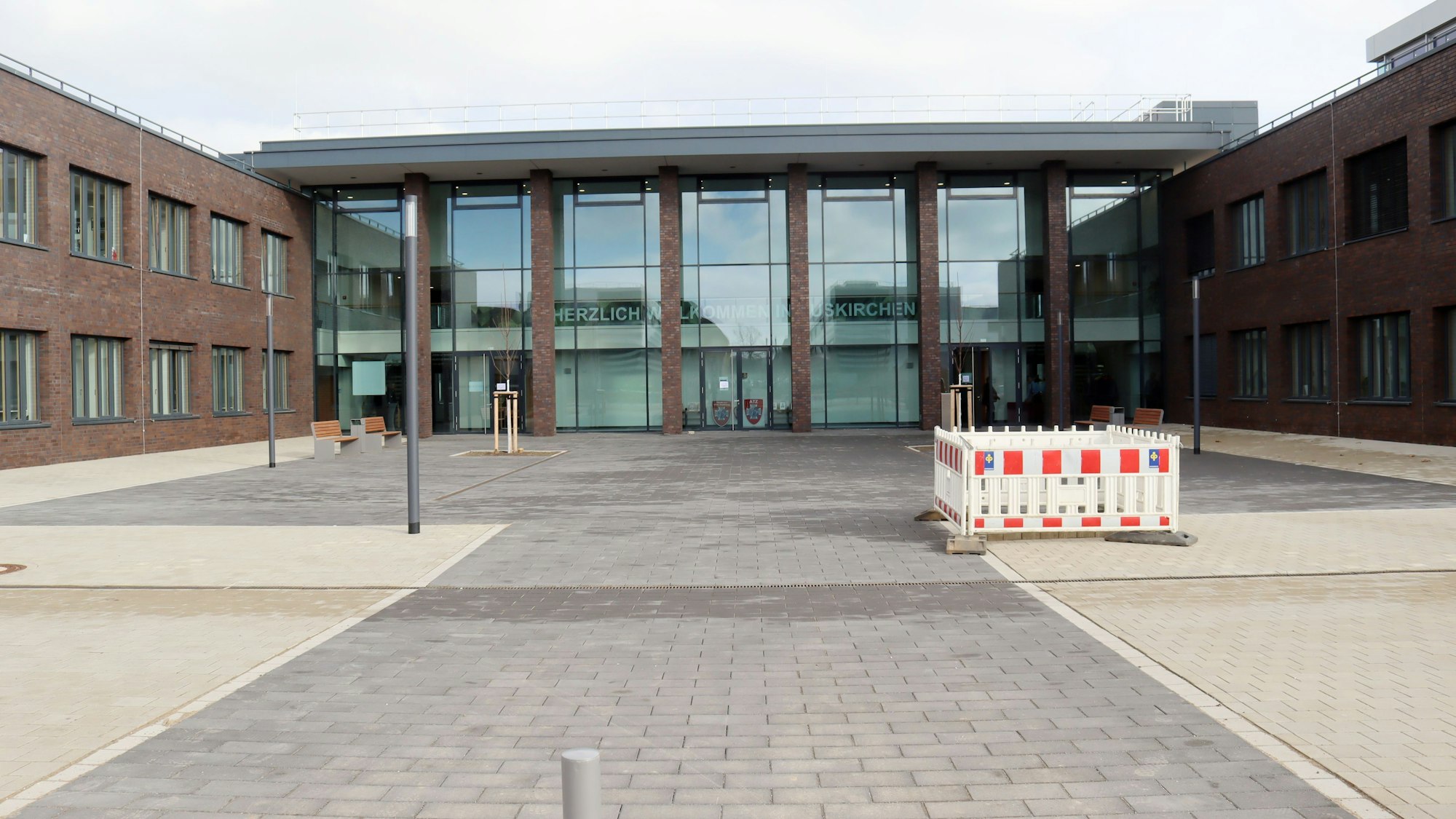 Blick auf den Eingangsbereich des Ausbildungs- und Trainingszentrums der Bundeswehr. Im Vordergrund steht eine quadratische Absperrung.