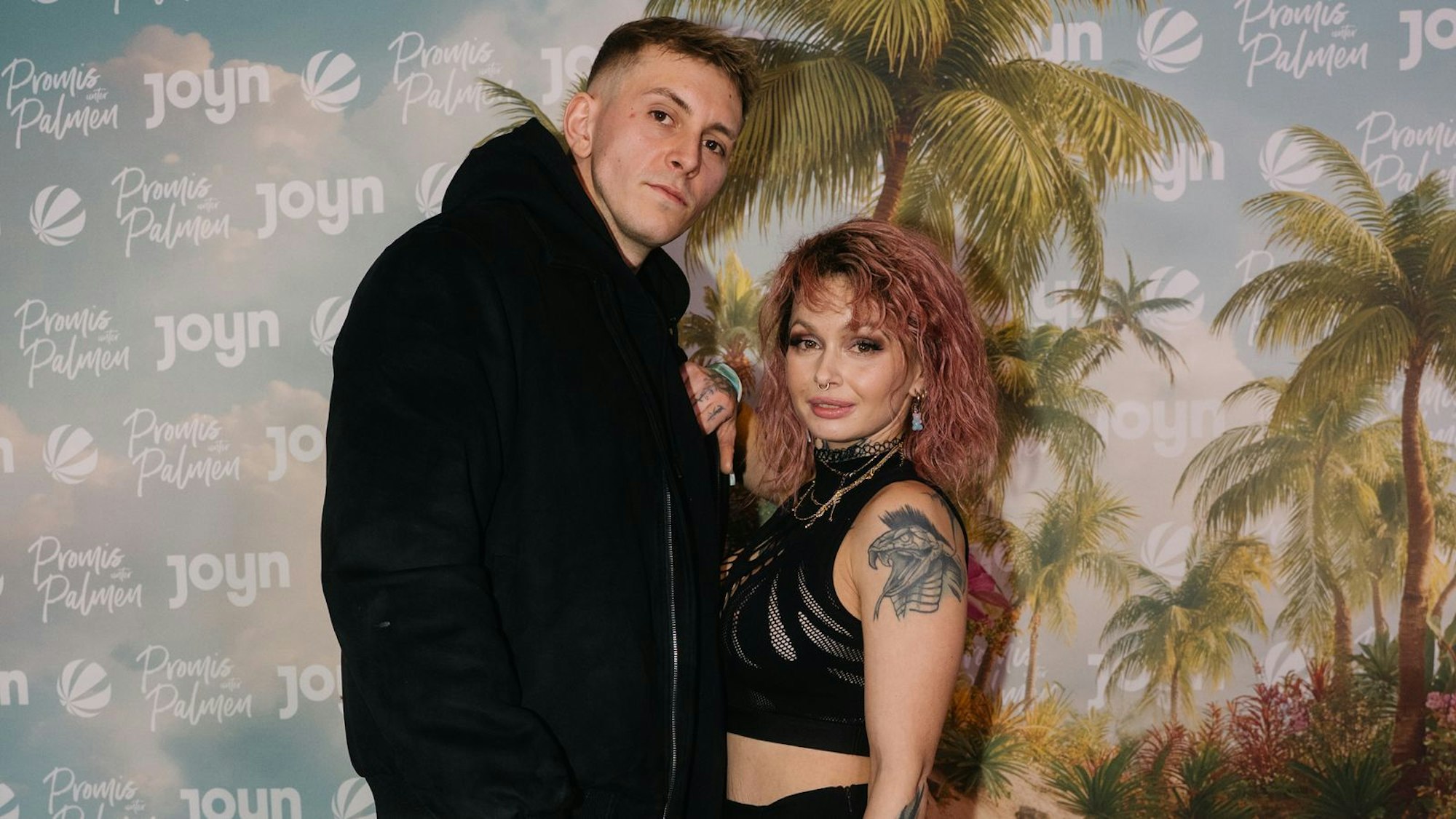 Edith Stehfest kam mit ihrem neuen Partner zu der Premiere von „Promis unter Palmen“. (Bild: Joyn/ Joshua Schneider)