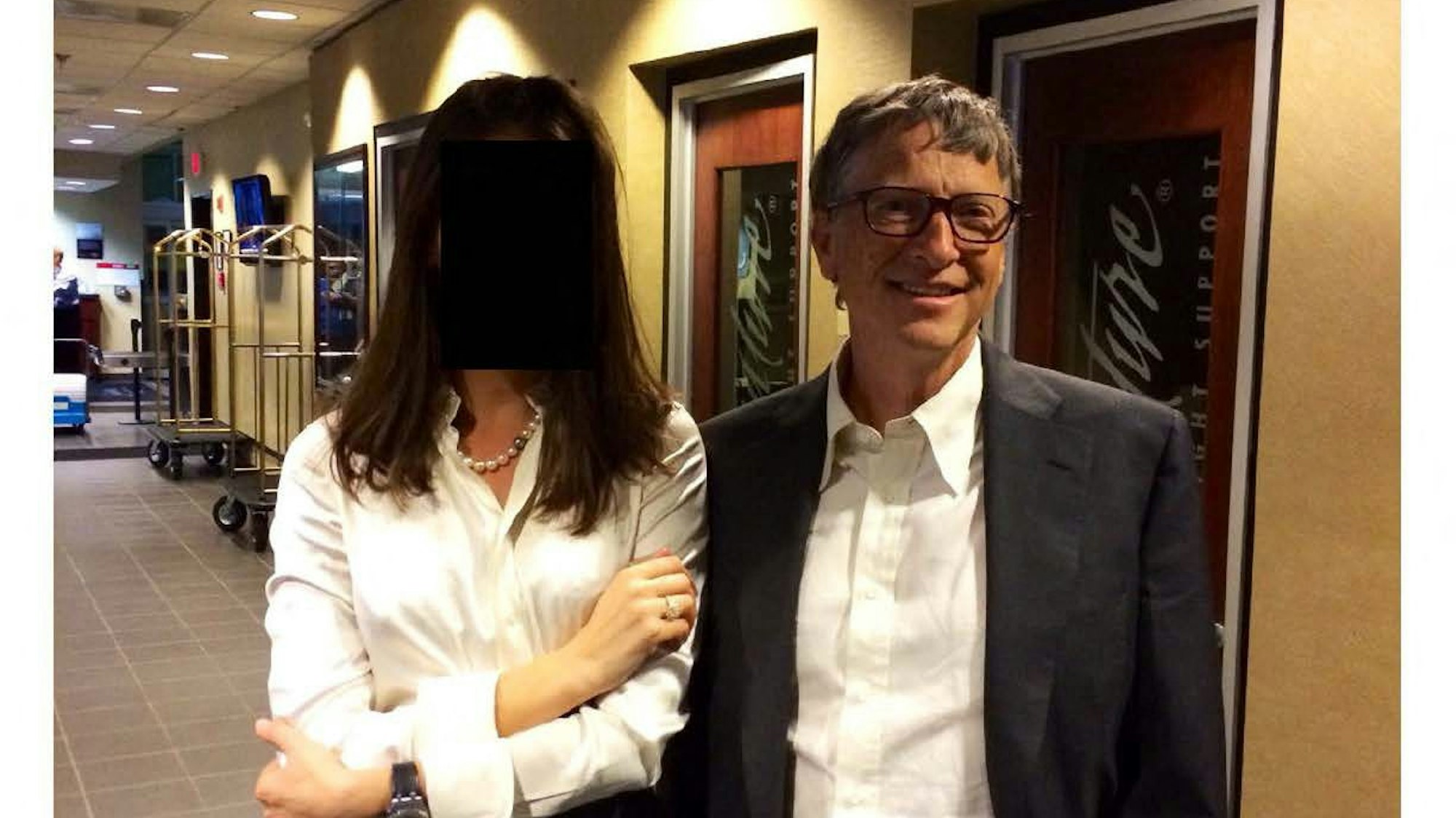 Dieses undatierte Bild, das am 18. Dezember 2025 von den Demokraten im Aufsichtsausschuss des Repräsentantenhauses veröffentlicht wurde, zeigt Bill Gates zusammen mit einer Frau, deren Gesicht unkenntlich gemacht wurde.