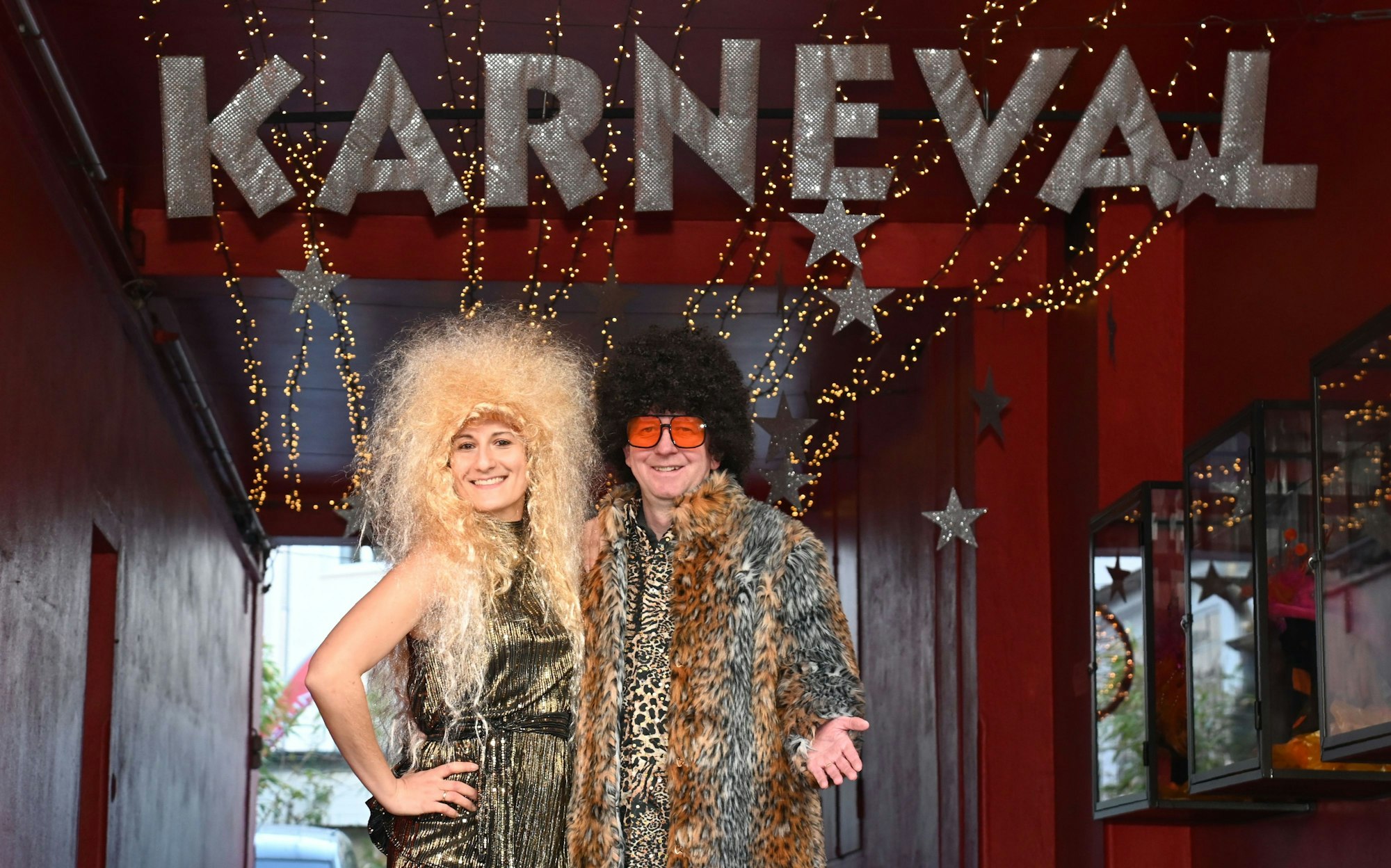 Kostümideen 2025: Unsere Redakteure Maria Gambino und Thorsten Breitkopf schlüpfen in mehrere Kostüme.