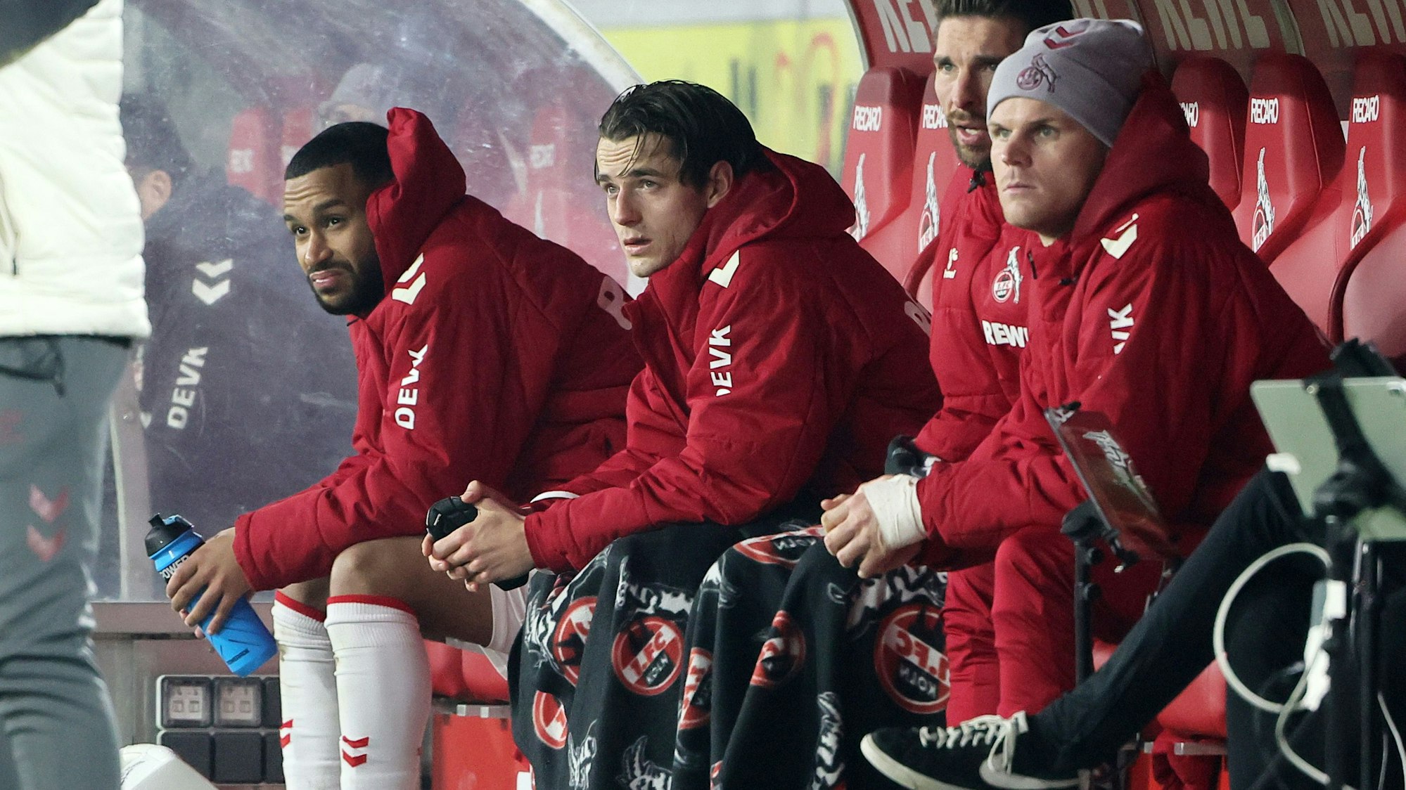 Spieler des 1. FC Köln sitzen auf der Ersatzbank.
