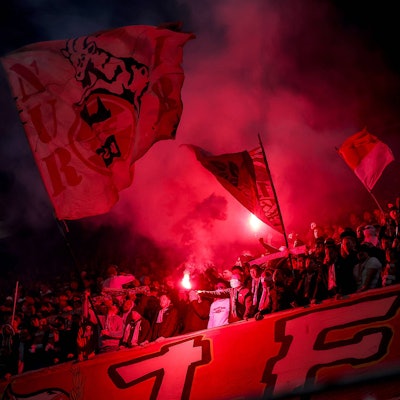 Fans des 1. FC Köln machen Stimmung auf den Rängen während der Youth-League-Partie gegen Inter Mailand.