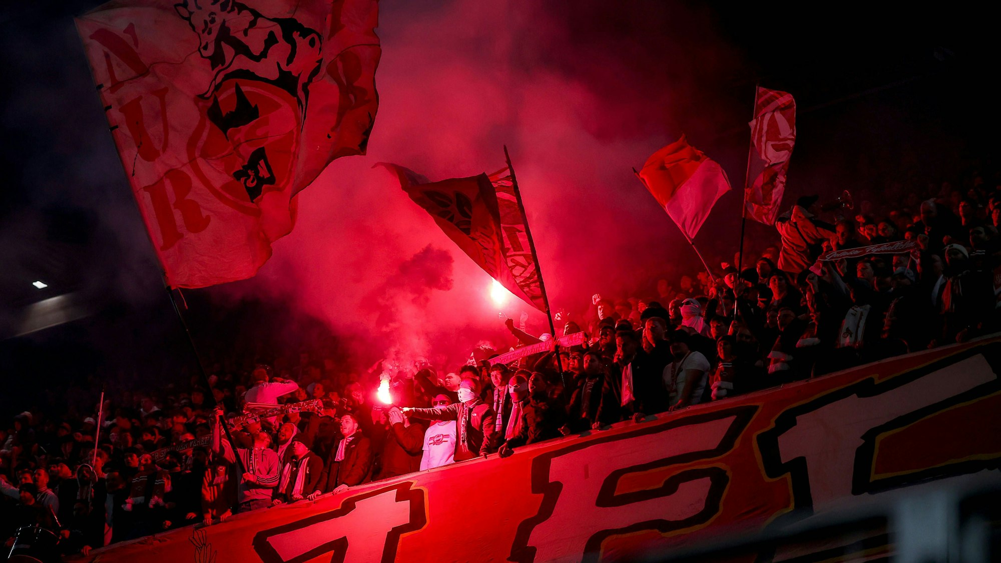 Fans des 1. FC Köln machen Stimmung auf den Rängen während der Youth-League-Partie gegen Inter Mailand.