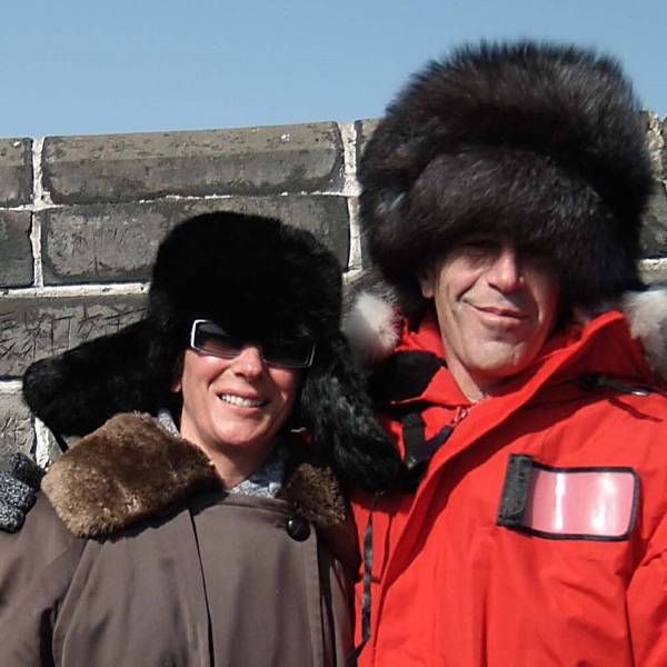 Sexualstraftäter Jeffrey Epstein zusammen mit Mittäterin Ghislaine Maxwell auf einer Archivaufnahme. Epsteins Verbindungen nach Russland rücken nun in den Fokus.
