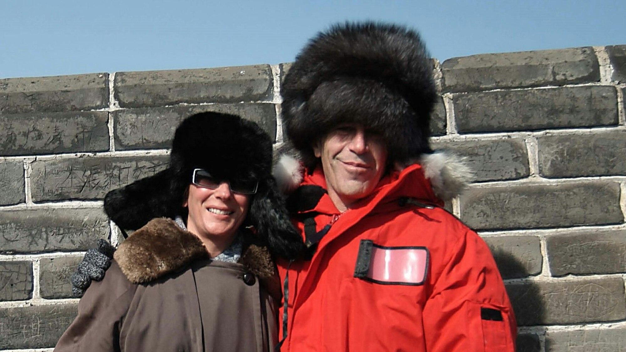 Sexualstraftäter Jeffrey Epstein zusammen mit Mittäterin Ghislaine Maxwell auf einer Archivaufnahme. Epsteins Verbindungen nach Russland rücken nun in den Fokus.