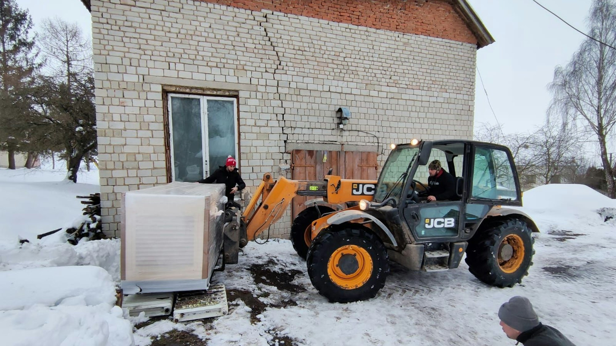 Das Foto zeigt die Verladung des Notstromaggregats in der Ukraine.