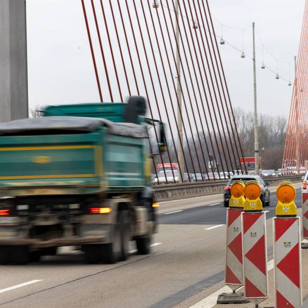 Schwere Lkw dürfen von nächster Woche an nicht mehr über die Bonner Nordbrücke der Autobahn 565 fahren. Die Bausubstanz soll so bis zu einem Neubau in den 2030er Jahren geschont werden.