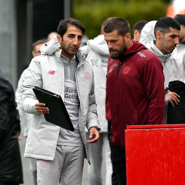04.10.2025, Fussball Vereinspokal -Bayer 04 U19-Wolfsburg
links: Hüzeyfe Dogan (Bayer)
rechts: TR: Kevin Brok (Bayer)
Foto: Uli Herhaus