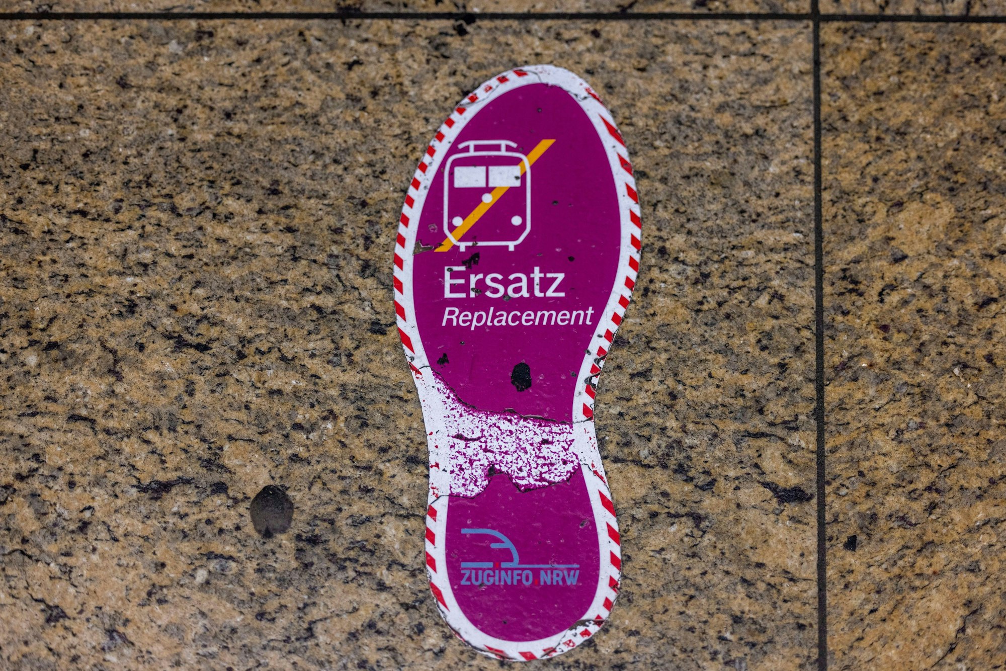 ARCHIV - 27.09.2024, Nordrhein-Westfalen, Köln: Eine Markierung auf dem Boden weist im Hauptbahnhof Köln den Weg zu den Ersatzbussen. (zu dpa: «Monatelang Busse statt Züge: Bahn saniert Strecke Köln-Hagen») Foto: Thomas Banneyer/dpa +++ dpa-Bildfunk +++