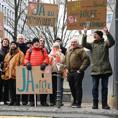 05.02.2026 Köln. Der Verein Arche für Obdachlose e.V. will mit einer Kundgebung vor dem Rathaus seine Unterstützung für den Bau des geplanten Suchthilfezentrum (SHZ) ausdrücken. Der Neubau ist umstritten. Foto: Alexander Schwaiger