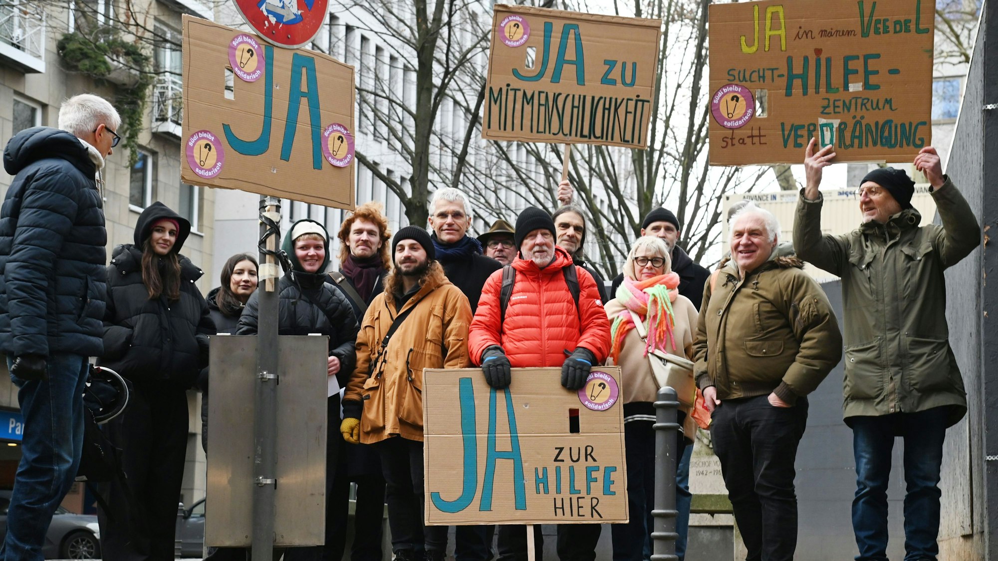 05.02.2026 Köln. Der Verein Arche für Obdachlose e.V. will mit einer Kundgebung vor dem Rathaus seine Unterstützung für den Bau des geplanten Suchthilfezentrum (SHZ) ausdrücken. Der Neubau ist umstritten. Foto: Alexander Schwaiger