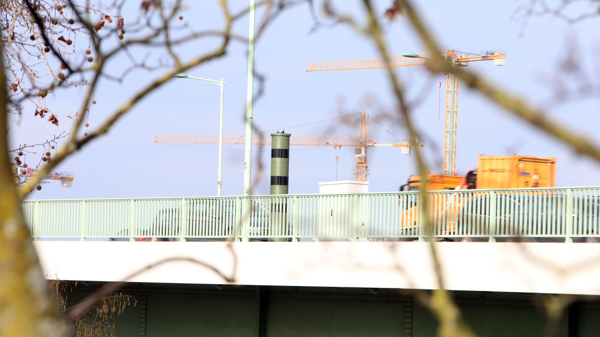 Die neuen Blitzer auf der Zoobrücke sind seit Donnerstag in Betrieb.