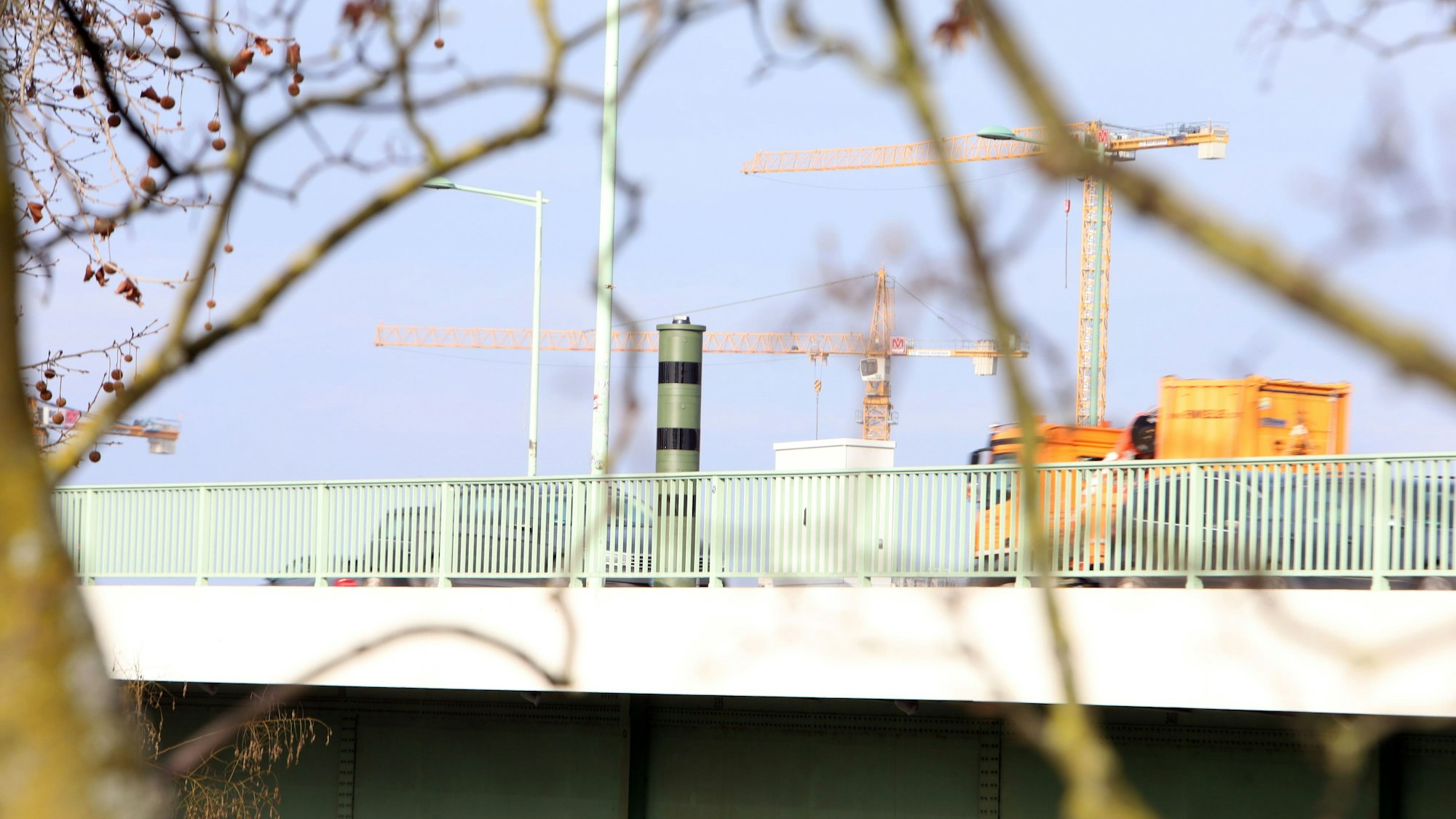 Die neuen Blitzer auf der Zoobrücke sind seit Donnerstag in Betrieb.