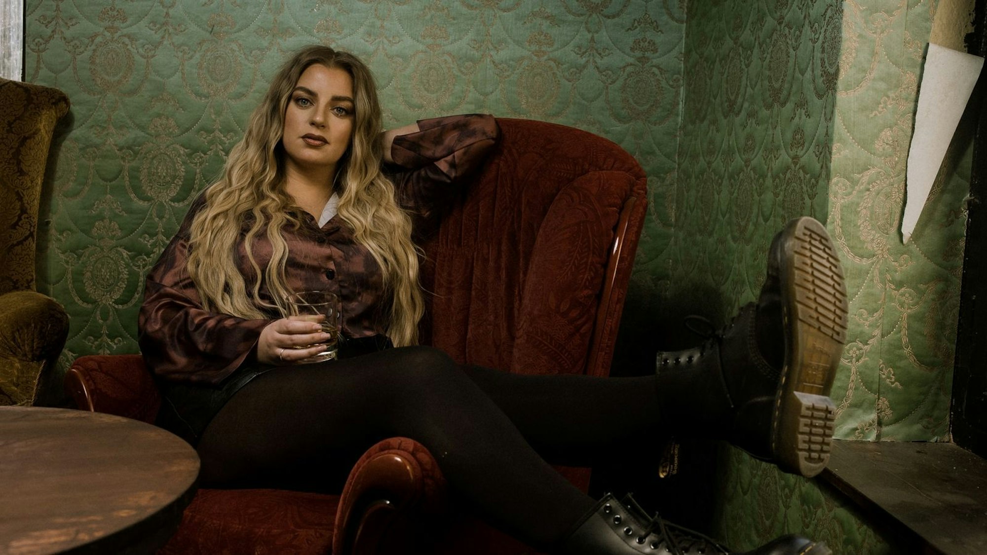 Larsson wurde 2020 mit dem Deutschen Comedypreis in der Kategorie „Beste Comedy-Podcasterin“ ausgezeichnet. So richtig konnte sie sich darüber jedoch nicht freuen, wie sie in der ZDF-Doku „Wie sexistisch ist Deutschland?“ erklärte. (Bild: ZDF / Philipp Gladsome)