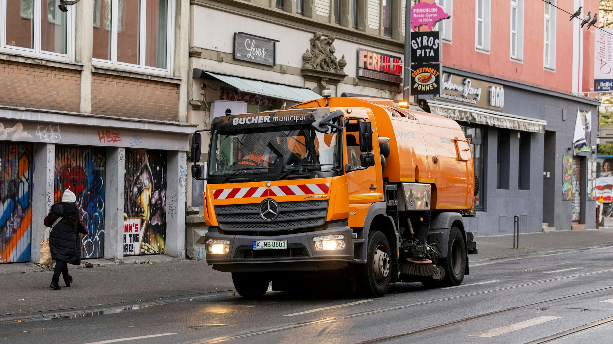 Aufräumarbeiten der AWB im Zülpicher Viertel. (Archivbild)