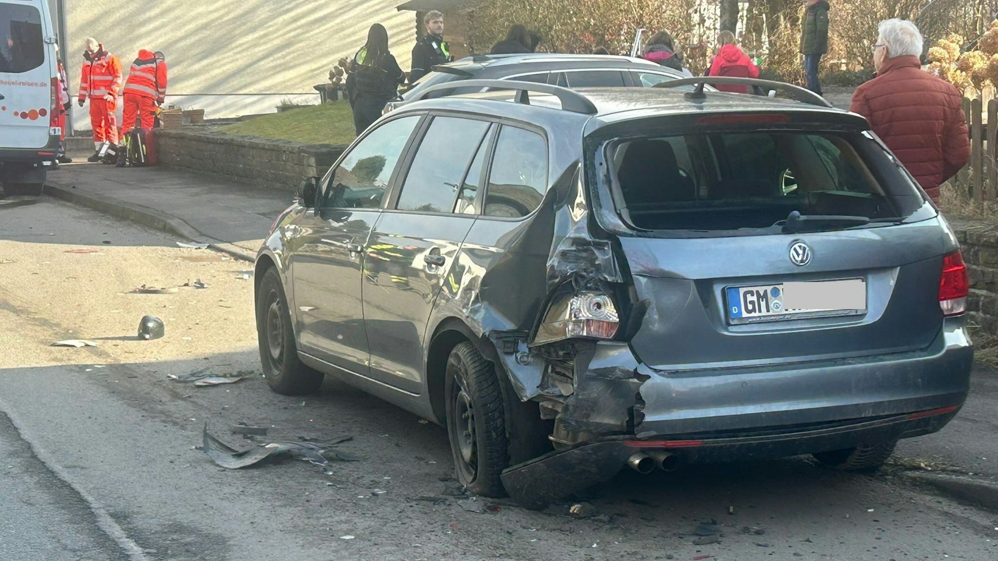 Zu sehen ist ein am Heck beschädigter Kombi.